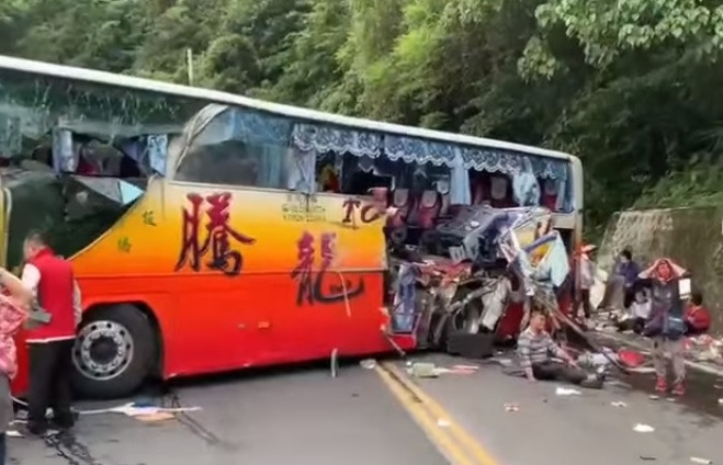 台9線蘇花公路115公里處16日發生遊覽車撞山壁事故。 圖：翻攝鄭榮貴臉書影片