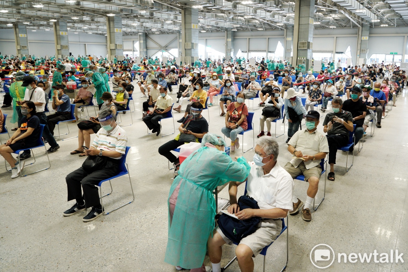 10月1日至3日新冠疫苗接種後不良事件通報增加8例死亡。（圖為疫苗接種示意圖） 圖：張良一 / 攝（資料照片）