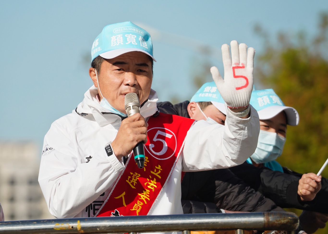 台中中二選區立委補選選戰進入倒數最後一天，國民黨籍立委候選人顏寬恆上午在同黨籍立委楊瓊櫻陪同下，在烏日市區掃街，有選民熱情的向顏寬恆比出5號手勢，也有不少市民冷眼以對。 圖：張良一/攝